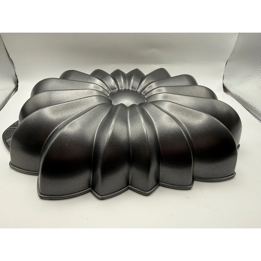 Wilton Flower Petal Cake Pan Cast Aluminum Non-Stick Gray Floral Baking Mold